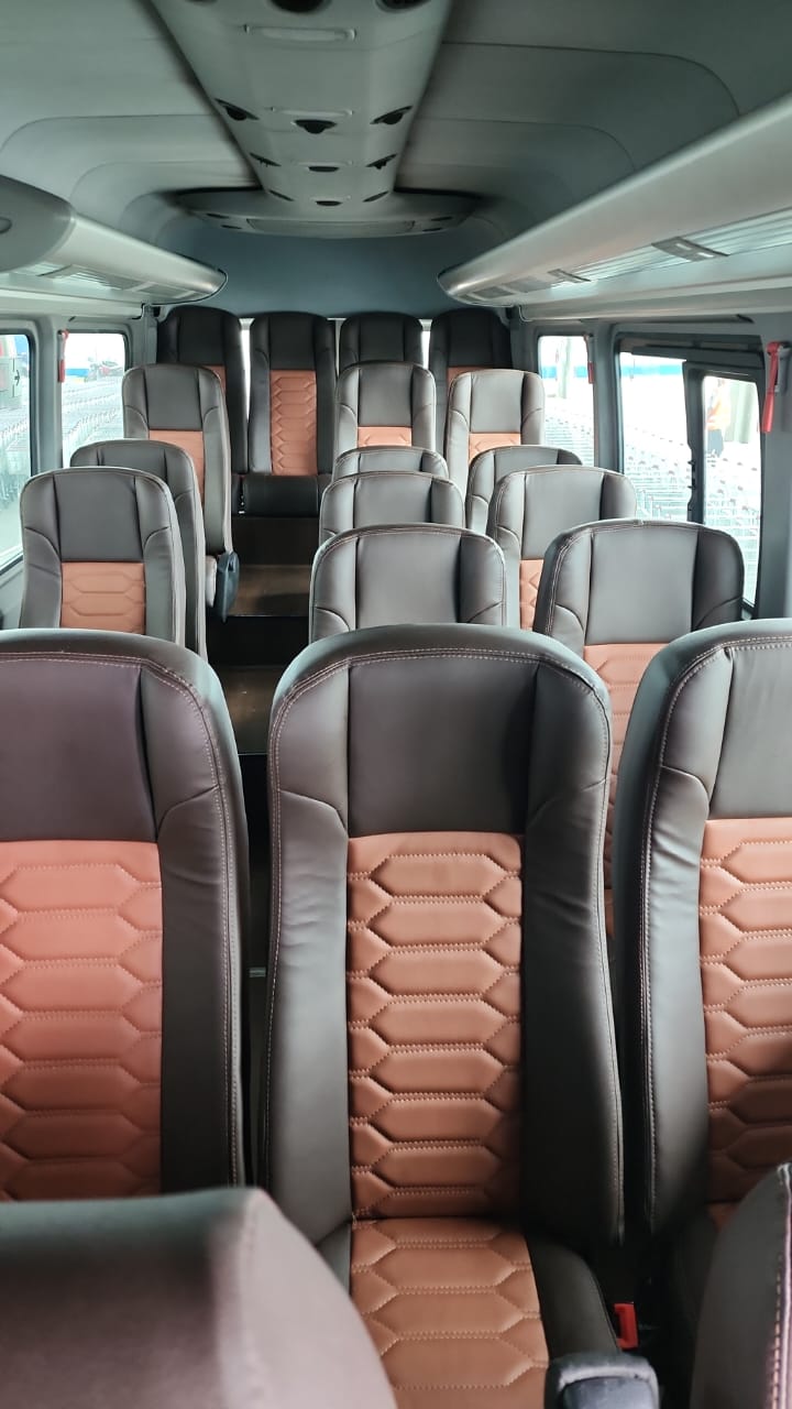 Interior Premium Van Executiva com bancos em couro e LED - Conforto Tourist Rio